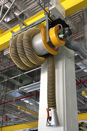 The motorized spring-assisted hose reel (MSHR) is designed to retract the hose with an electric motor that is assisted by a spring. We recommend this hose reel for use in light and heavy duty vehicle workshops where hoses are heavier than normal due to high exhaust temperatures, and overhead cranes or lifts are used.